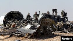 Des investigateurs militaires de la Russie passent au crible le lieu du crash d'un avion Airbus d’une compagnie d'aviation russe au Sinaï, Egypte, 1er novembre 2015. REUTERS/Mohamed Abd El Ghany