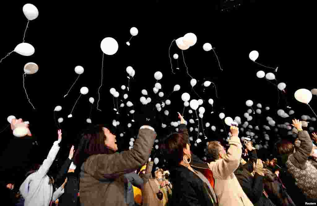 People release balloons as they take part in a New Year countdown event in celebrations to ring in 2018 in Tokyo, Japan January 1, 2018.