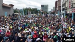 Para pendukung pro-kemerdekaan ikut serta dalam aksi unjuk rasa memprotes upaya aneksasi oleh China, dan menyerukan digelarnya referendum, di Taipei, Taiwan, 20 Oktober 2018.