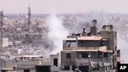 Foto yang diambil dari video amatir ini menampilkan situasi di kota Homs, Suriah (Foto: dok). Pemerintah Suriah menyatakan siap untuk mengungsikan warga sipil dari kota ini. 