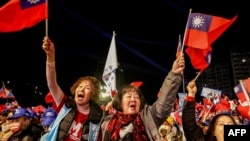 台湾基隆国民党支持者在竞选集会上挥舞台湾旗帜。(2024年1月4日)