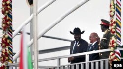 Le président de la République du Soudan du Sud, Salva Kiir Mayardit, à gauche, se tient aux-côtés du président Omar Hassan Al-Bashir du Soudan, au centre, pendant les célébrations de l'indépendance, à Juba, Soudan du sud, le 9 Juillet 2011. epa/ GIORGO
