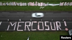 ARCHIVO - Una vista desde un dron muestra la palabra "Mercosur" escrita con carteles de la ciudad en Francia, el 18 de noviembre de 2024. 