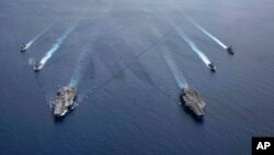 美國海軍的尼米茲號和里根號航空母艦組成的雙航母戰鬥群7月6日在南中國海航行。（美國海軍提供）