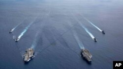 美国海军的尼米兹号和里根号航空母舰组成的双航母战斗群7月6日在南中国海航行。（美国海军提供）