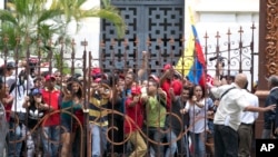 Partidarios oficialistas en Venezuela interrumpieron el domingo una sesión especial del Parlamento, controlado por la oposición, donde los legisladores debatían un posible juicio político contra el presidente Nicolás Maduro.
