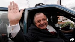 El excandidato presidencial Álvaro Noboa saluda a sus seguidores durante un mitin de campaña electoral presidencial en Quito, en 2009.