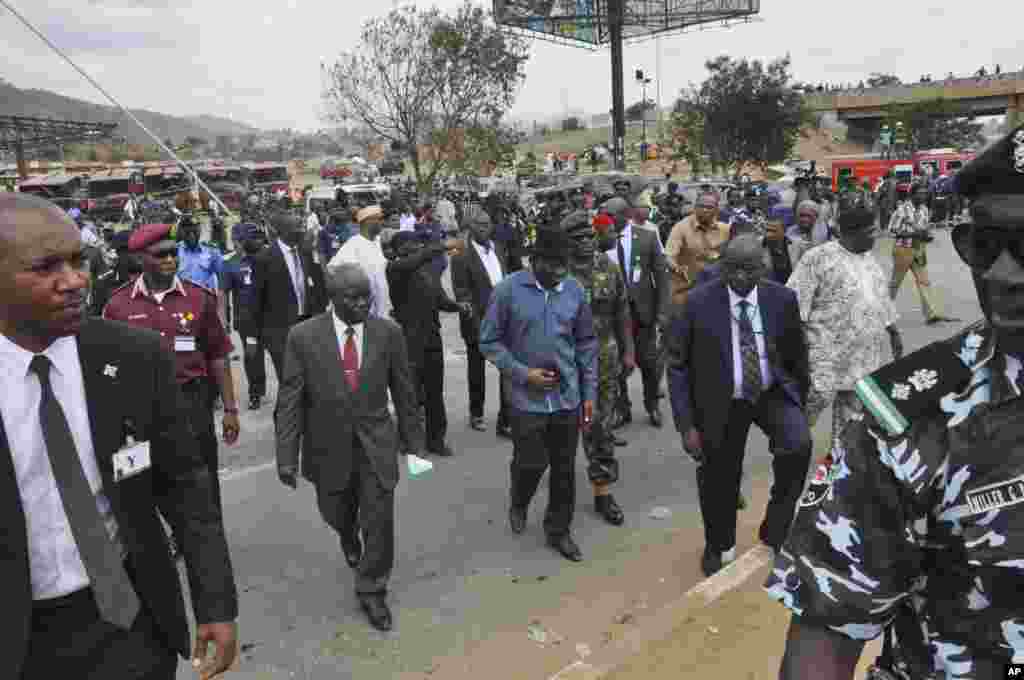 Nigerian President Goodluck Jonathan visits the site of an explosion in Abuja, April 14, 2014.