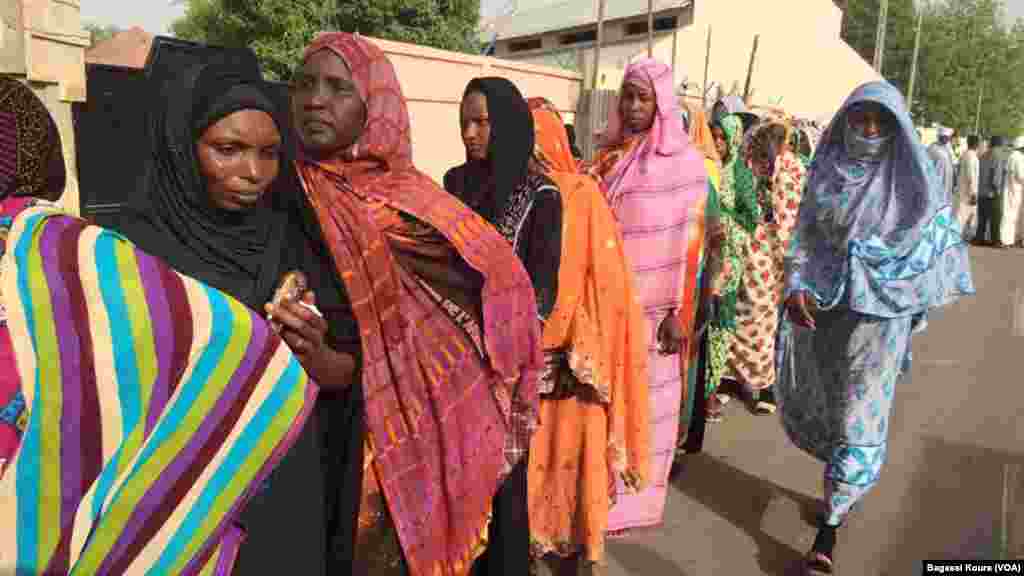 Longues files d'attente devant les bureaux de vote, parfois jusque dans la rue, ici à N'Djamena, Tchad, 10 avril 2016. (VOA/Bagassi Koura)