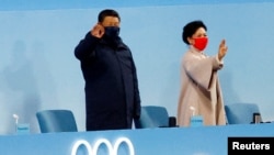 2022年2月4日，在北京国家体育场，中国国家主席习近平与他的妻子彭丽媛在冬奥会开幕式上向大家挥手致意。（路透社）