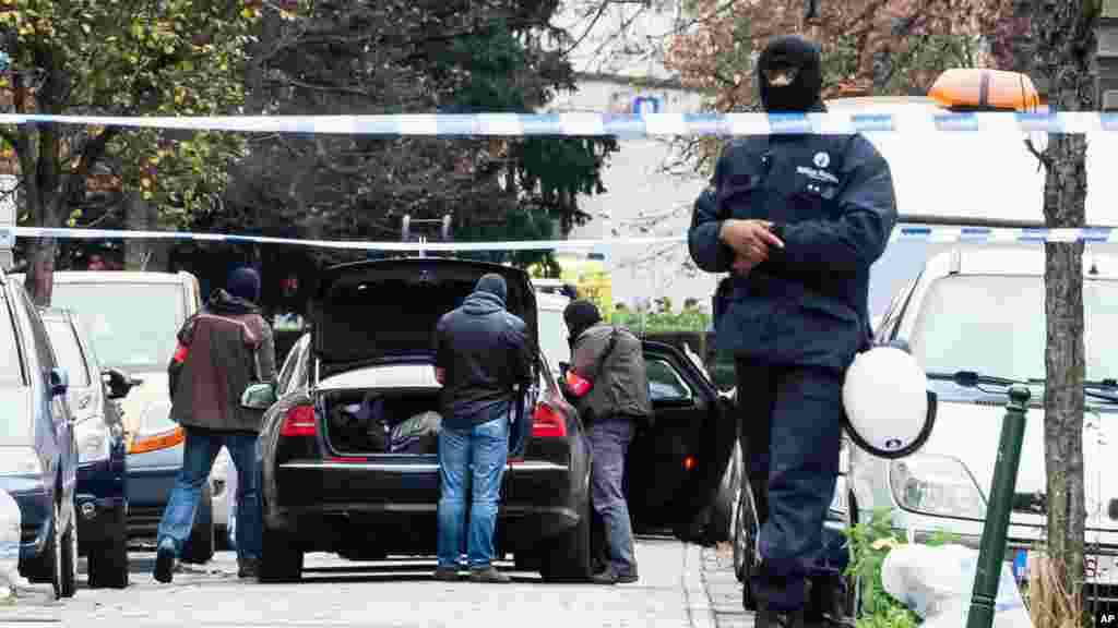 Des policiers se préparent à lancer un raid à Bruxelles, 16 novembre 2015. 