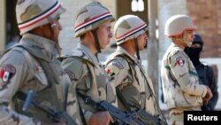 Des soldats de l'armée égyptienne dans le nord du Sinaï, en Egype, le 1er décembre 2017. 