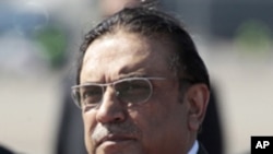 Pakistan's President Asif Ali Zardari gestures after arriving at Sheremetyevo International Airport in Moscow May 11, 2011. REUTERS/Alexander Natruskin (RUSSIA)