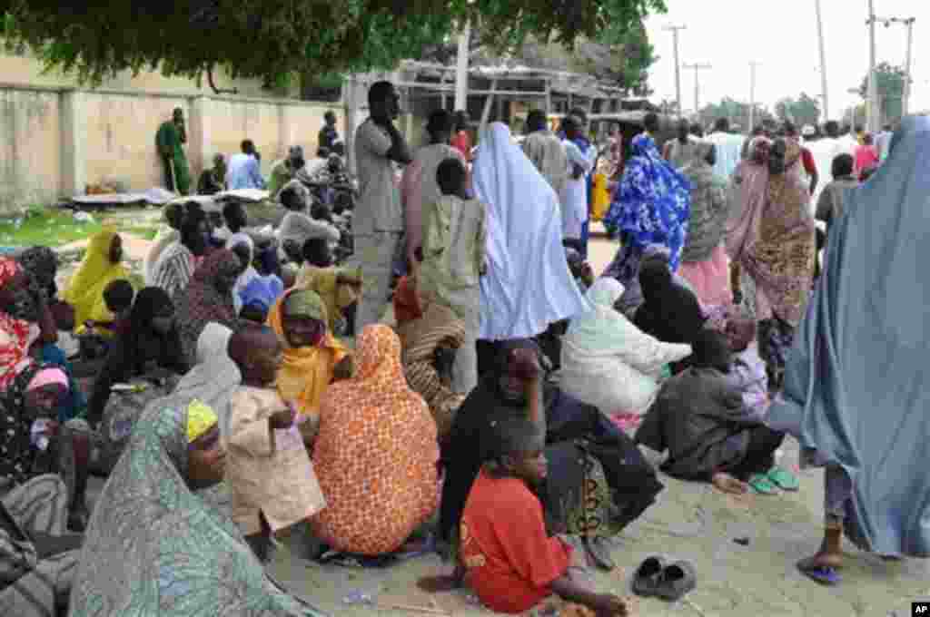 Al'umar jahar Borno wadanda suka samu kawunansu, a cikin hakin ha'ula'i a sanadiyyar rikicin Boko Haram. Wadannan wasu da ga cikin wadan da suka bar gidajensu ne a wata makarantar sakandire da aka ware don taimaka musu. 3 ga Satumba na shekara 2014.