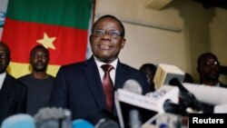 Le chef de l'opposition camerounaise Maurice Kamto tient une conférence de presse à son siège à Yaoundé, au Cameroun, le 8 octobre 2018. (Reuters)