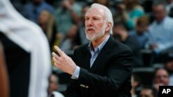 Gregg Popovich, le légendaire entraîneur des San Antonio Spurs, Denver, Colorado, le 8 avril 2016.