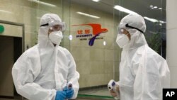 지난달 평양 순안공항에서 마스크와 방호복을 착용한 국가품질감독위원회 관계자들이 방역 작업을 위해 대기하고 있다.