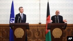 Prezident G’ani Kobulda NATO Bosh kotibi Yens Stoltenberg bilan matbuot anjumanida. Stoltenberg ikki kunlik safar bilan Kobulda.