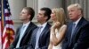 Erik Tramp, Donald Tramp junior, Ivanka Tramp i Donald Tramp (s leva) na cermoniji otvaranja Tramp Internešnel hotela u Vašingtonu, 23. jula 2014. (Foto: Reuters/Gary Cameron)
