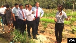 U.S. Ambassador to Cambodia William Heidt and Agriculture Minister Veng Sakhon tour a technology farm at the Royal University of Agriculture, October 18, 2017. (Hul Reaksmey/VOA Khmer) 
