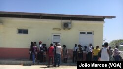 Pacientes à frente do Centro de Diálise de Benguela