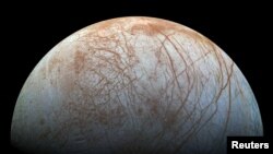 Une vue de la lune de Jupiter Europa créée à partir des images prises par le vaisseau spatial Galileo de la NASA à la fin des années 1990, selon la NASA, obtenue par Reuters le 14 mai 2018.