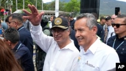 El presidente de Colombia, Gustavo Petro, saluda mientras camina por el Puente Internacional Simón Bolívar después de una ceremonia de reapertura, entre Cúcuta, Colombia y San Antonio del Táchira, Venezuela, el 26 de septiembre de 2022. 