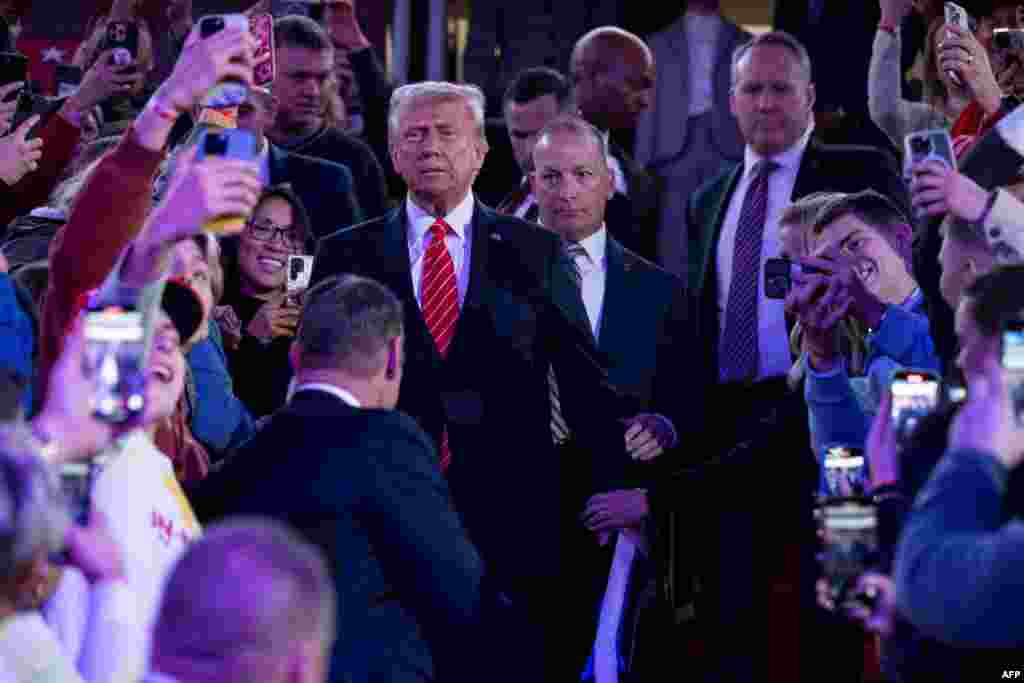 El presidente electo de EEUU, Donald Trump, llegó al Capital One Arena en su Mitin de la Victoria, previo a la toma de posesión programada un días después en Washington. 
