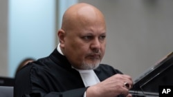 ARCHIVO - El hoy fiscal de la Corte Penal Internacional Karim Khan participa en un juicio en La Haya, Países Bajos, el 26 de septiembre de 2022.