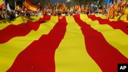 Des militants manifestent dans les rues de Barcelona, Espagne, le 29 octobre 2017. 