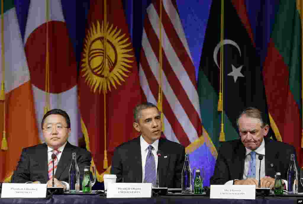 El presidente Obama a su llegada a Nueva York participó de una mesa redonda organizada por representantes de la sociedad civil en el marco de la Asamblea General de la ONU. En esta foto aparece sentado entre el presidente de Mongolia Tsakhiagiin Elbegdorj, izquierda, y el subsecretario general de la ONU Jan Eliasson.