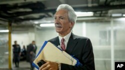 Imagen de archivo del fundador y editor de El Periódico, José Rubén Zamora, saliendo esposado después de una audiencia judicial en la Ciudad de Guatemala, el 14 de junio de 2023.