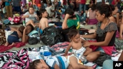 Un grupo de migrantes descansa en el parque central de Ciudad Hidalgo, México, el 20 de octubre del 2018.