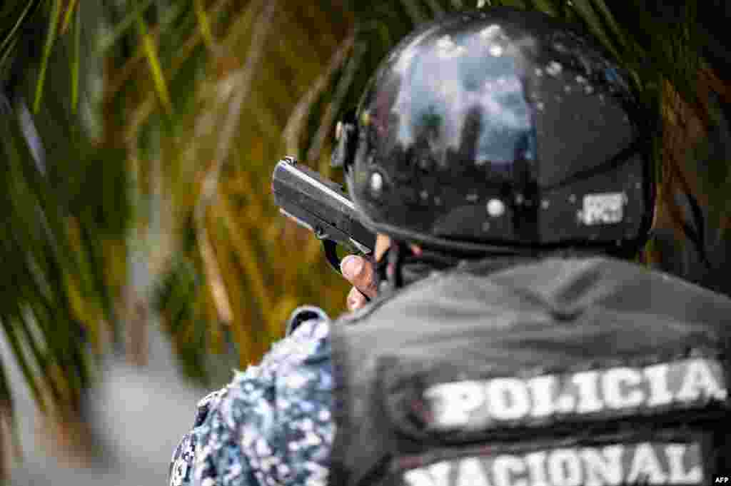 Policía se posiciona durante enfrentamientos en alrededores de la zona conocida como Cota 905. La ministra de interiores aseguró que los presuntos delincuentes contaban "con apoyo logístico, comunicacional y financiero". Junio, 8 2021. Yuri Cortez - AFP.