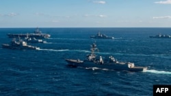 Fotografija američke mornarice objavljena 18. januara pokazuje američke brodove USS Kidd i USS Karl Vinson tokom pomorskih vježbi sa mornaricama Japana i Južne Koreje.