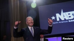 El presidente de EEUU, Joe Biden, hace un gesto mientras pronuncia sus comentarios en la Conferencia Legislativa de Sindicatos de la Construcción de América del Norte en el Washington Hilton, Washington, D.C., el 25 de abril de 2023.