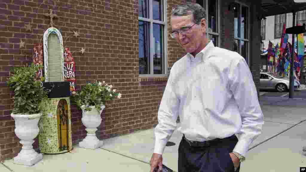John R. Lee marche près de la tombe de Vera Smith décédée 10 ans plus tôt suite à l'ouragan Katrina à la Nouvelle-Orléans.