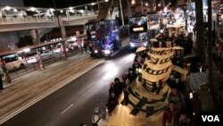香港學生組織及泛民主派政黨發起平安夜遊行，延續雨傘運動精神，爭取真普選。