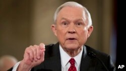 Calon Jaksa Agung AS, Senator Jeff Sessions, saat memberikan keterangan di depan Komisi Senat AS di Washington DC 10 Januari lalu (foto: dok).
