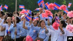 រូបឯកសារ៖ សិស្សានុសិស្ស​ខ្មែរ​ក្រវីទង់ជាតិ​ខ្មែរ​ក្នុង​ទិវា​ឯករាជ្យ​ជាតិ​ខួប​ទី៥៩​នៅ​វិមាន​ឯករាជ្យ ទីក្រុង​ភ្នំពេញ កាល​ពី​ថ្ងៃ​សុក្រ ទី៩ ខែ​វិច្ឆិកា ឆ្នាំ​២០១៣។ (AP/ហេង ស៊ីនិត)