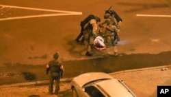 Policías en Bielorrusia golpean a un manifestante en Minsk tras las disputadas elecciones presidenciales de agosto.