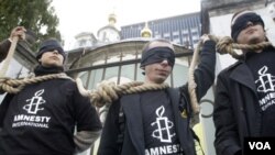 Para aktivis organisasi Amnesty International memprotes pemberlakuan hukuman mati (foto: dok). Pemerintah Indonesia mengalami kesulitan menarik kembali asset para koruptor karena penerapan hukuman mati.