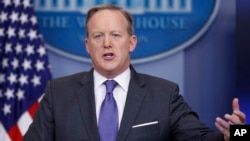 Sean Spicer, portavoz de la Casa Blanca, aclaró el alcance del decreto presidencial sobre inmigración.