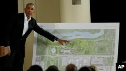 ARHIVA- Bivši predsednik Barak Obama pokazuje crtež njegovog predsedničkog centra u Čikagu, u Ilinoisu, 3. maja 2017.