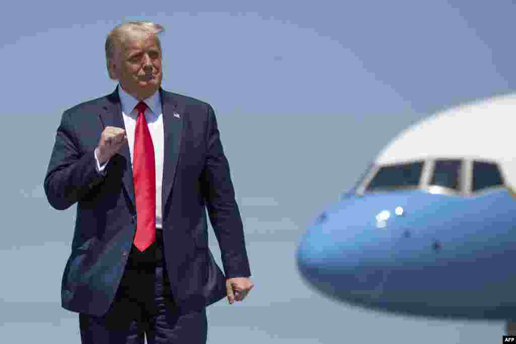 លោកប្រធានាធិបតី Donald Trump លើកដៃ ខណៈលោកទើបបានទៅដល់អាកាសយានដ្ឋាន Burke Lakefront នៅទីក្រុង Cleveland រដ្ឋ Ohio ថ្ងៃទី ៦ ខែសីហា ឆ្នាំ២០២០។