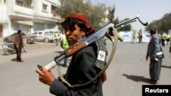 Un partisan houthi à Sanaa, au Yémen, le 2 avril 2020.