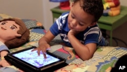 Frankie Thevenot yang berusia tiga tahun bermain-main dengan iPad di rumahnya di Metairie, Louisiana, AS. (Foto: Dok)