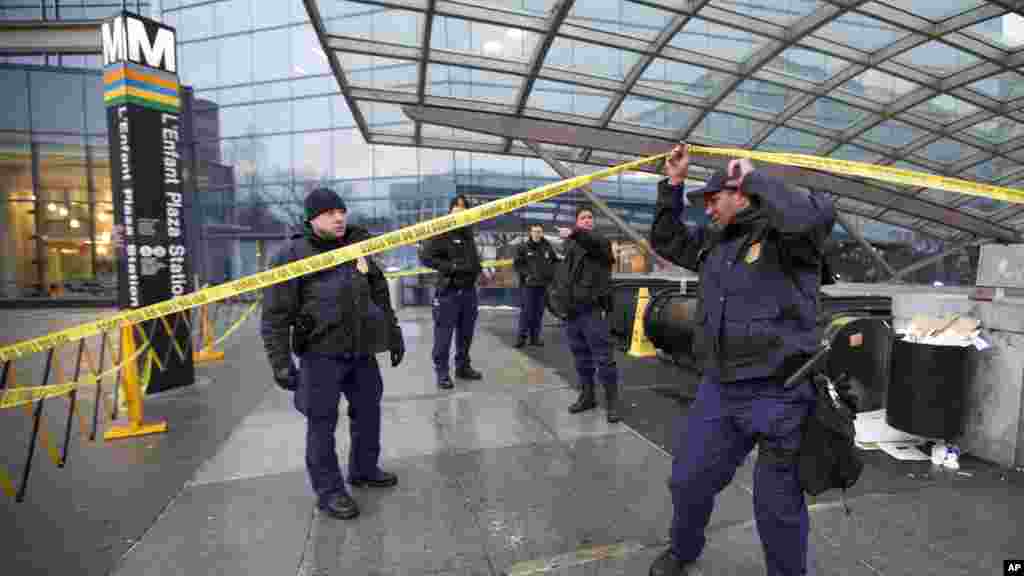 Des agents de la Police Metro Transit sécurisent l'entrée de la station L'Enfant Plaza à Washington, lundi 12 janvier 2015, à la suite d'une évacuation.