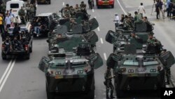 2016年1月14日印尼軍人乘裝甲車在14日發生爆炸的地點附近巡邏