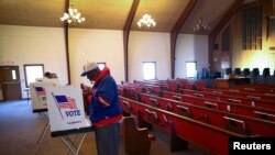 Votantes acudiendo a las elecciones legislativas de 2022 en Harrisburg, Pensilvania.